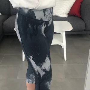 Nike tights strl S - Sporttights från nike. 3/4 långa, slutar strax under knät. Svart/vita i ett häftigt mönster