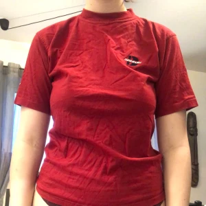 Röd crewneck t-shirt - Bra skick, passar M men också S (lite oversized kanske). Mysig tröja som passar till allt. 