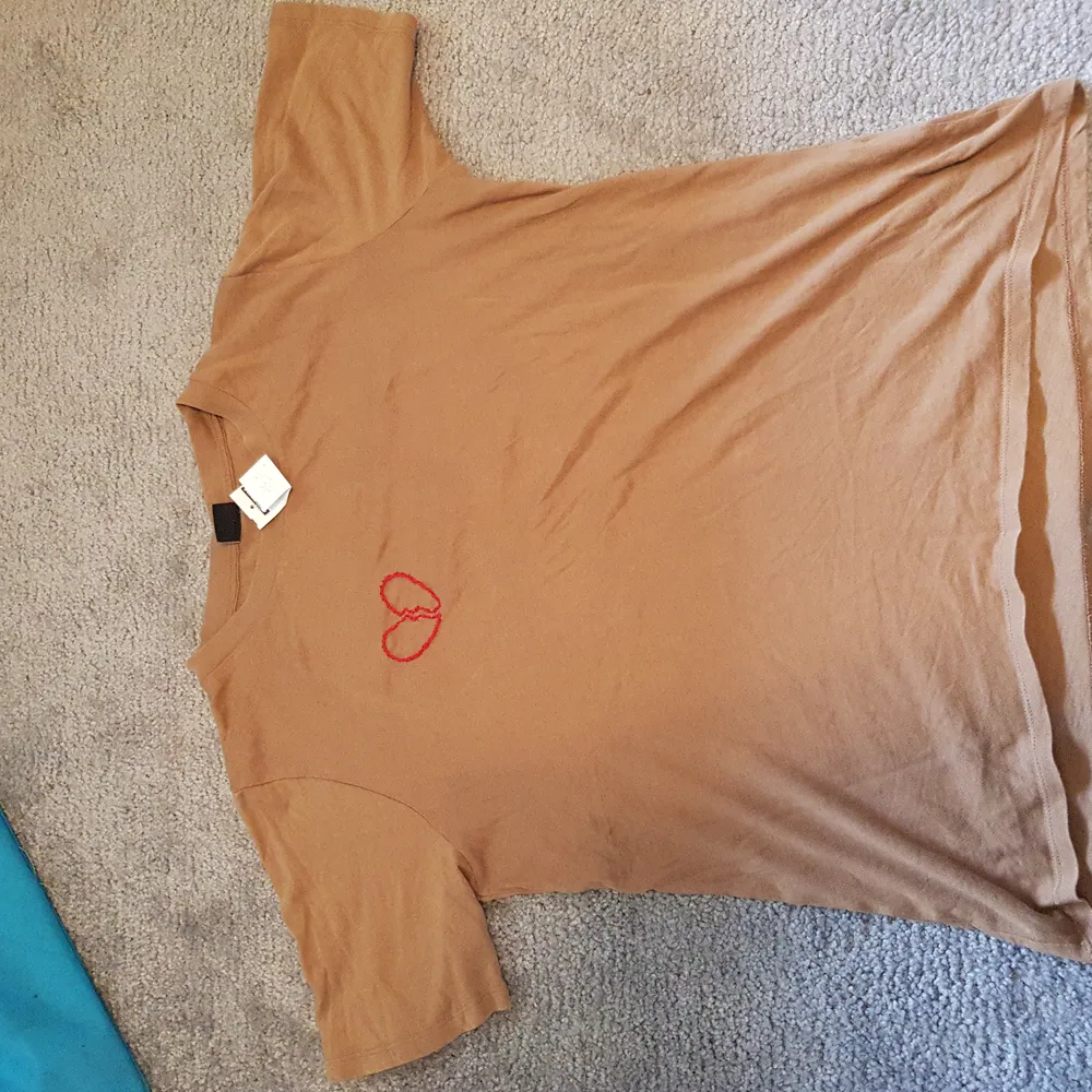 En tröja köpt secondhand (men kommer ursprungligen från Gina Tricot) i storlek M. Jag har själv broderat hjärtat. . T-shirts.