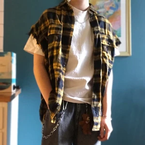 Ärmlös mysig skjorta  - Mysig oversized ärmlös skjorta. Inte använt mycket. Storlek M men passar L. Lägg bud! Budning avslutas 2 december 😊