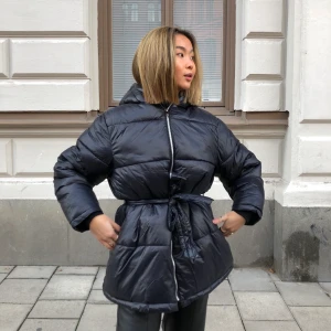Black puffer Jacket - Svart Jacka från Nelly, använt en gång! Den är i nyskick 😍 storlek 34 passar mig som vanligtvis har XS/S Säljer pågrund av att jag har för många jackor. Nypris: 799 (FRI FRAKT) (just nu bud på 425kr)