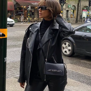 Oversized skinnjacka HOSS x NAKD - Super snygga oversized skinnjackan från HOSS x NAKD första kollektion. Storlek 32 men skulle säga att den sitter som en 36/38 på mig då den är oversized. Sparsamt använd så inget fel på den. 