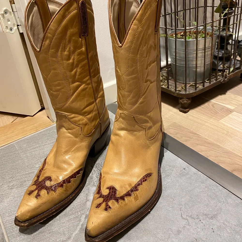 snyggaste vintage cowboy boots från märket TONY MORA  i storlek 36/5 men passar mig som är 37. Använda två gånger men får dessvärre ingen användning utav. pris kan diskuteras!!!. Skor.