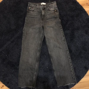 Zara jeans - Säljer dessa populära jeans från Zara. Jättesnygga men den har blivit lite korta i benen på mig. Nästa helt oanvända💕