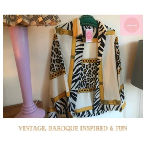 Baroque-inspirerad skjortblus i riktig vintage spirit! - Best fit: Strl 40/42. Thriftad och ej använd av mig. Fint skick! Möts helst (med avstånd!) i Göteborg, vid frakt står köparen för kostnaden💓