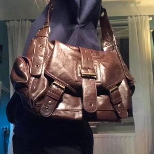 Brun läder väska  - Mörk brun läderväska med många fack. Säljer då jag har för många väskor och kände att denna behöver ett nytt hem. Den är mittemellan stor och har mycket utrymme för allt man vill fylla den med. Skriv för mer bilder och pris går att diskutera 🌸🌸🌸