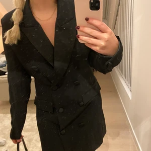 Kavajklänning  - Skit snygg kvajklänning från na-kd. Passar perfekt till fest och andra tillställningar😍Aldrig använt därav perfekt skick!! Passar 34-36.