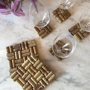 Den perfekta julklappen!  - Den perfekta julklappen - Egentillverkade glas- och grytunderlägg gjorda av återvunna vinkorkar insamlade från restauranger! Intresserad? Finns att köpa på @korkdesign.uf på Instagram! 🤍 Priser: 130kr/st för ett grytunderlägg och 130kr för ett 4-pack med glasunderlägg! Har ni frågor är det bara att fråga på! Antingen privat till mig eller i kommentarsfältet! 🥰