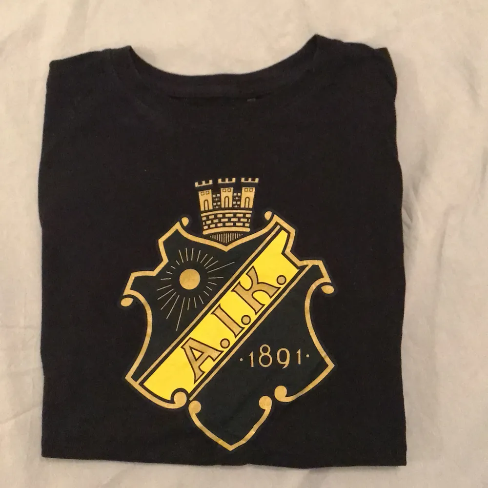 AIK t-shirt ifrån aik shoppen vid Friend Arena 💛 super bra skick!  . T-shirts.