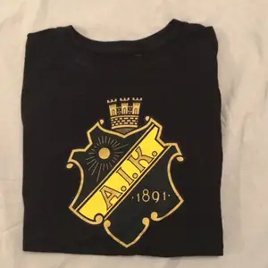 AIK t-shirt ifrån aik shoppen vid Friend Arena 💛 super bra skick!  