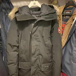 Canada Goose  - Säljer min Canada Goose Langford Parka, storlek S. Skick 7,5/10. Fick den i födelsedags present för två år sedan. En liten skada på ärmen men det syns inte. Kan skicka bild ifall det behövs. Köpt I NK. Pris kan diskuteras