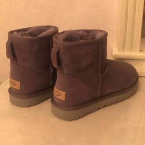 Perfekta höst/vinterskor!!☃️❄️💨 Superfina lila uggs, nästintill helt oanvända, super sköna i storlek 40 passar även 39 🤩 100% äkta! 