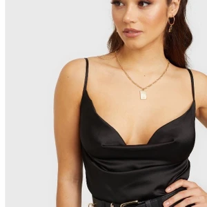 Svart Satin topp  - Jättesnygg satin topp från Nelly, ursnygg under en blazer eller ensam. Använd 2 gånger. Frakt tillkommer!🌸