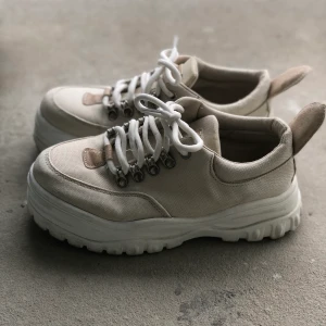 Snygga skor med platåsula - Snygga skor med platåsula i storlek 39. Ganska väl använda men ändå bra skick. Hade rekommenderat nya sulor i. Mer bilder på skav på sulan och inne i skon vid hälen kan skickas vid intresse. OBS! Dom säljs billigt just pga att dom har lite slitage. 