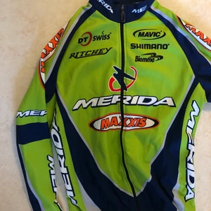 Supersnygg active wear tröja 🐍 - Köpt på humana, inget att anmärka på 🧪 saknad storlekslapp men gissar på storlek S :)