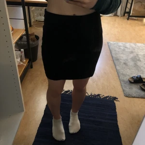 Svart kort pennkjol  - En basic och helt underbar kjol som sljes då den inte blivit använd på länge. Fint skick
