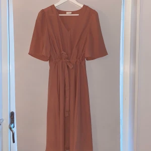 En fin klänning till salu - Färg: gammal rosa   Storlek: 36 men passar även en 38