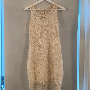 En fin klänning till salu - Färg: creme. Längd: medellång. Skick: bra skick.