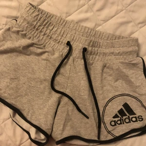 Adidas shorts (gråa) - Super fint skick, storlek XS, sköna i passformen. Mötes i majorna eller fraktar men då står köparen för frakten. Tar kort, swish eller kontant. Vid andra frågor är det bara att höra av sig