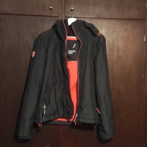 Superdry Regnjacka - Jacka är i fint skick ☺️