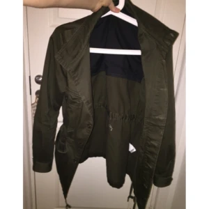  - Jacka som man kan ha till sommar/höst. 
Bra skick. 
Använd ett par gånger. 
Nypris 500kr. Säljes 100kr. 