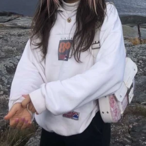 Vintage tröja - Älskar verkligen denna tröja, osäker om jag vill sälja vill se vad jag kan få den för, Buda!!💜💜💜 budgivning avslutas Lördag 28/11 (om jag säljer) skick 7/10                                                             HÖGSTA BUD: 370 kr+ frakt 🌸🌸 