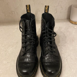 Dr Martin kängor  - Svarta Dr Martin kängor med ormskinn mönster. Använda en gång så i mycket bra skick. Som nya.