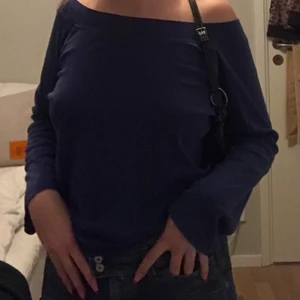 Offshoulder långärmad tröja - Lila offshoulder tröja, skriv privat för mer frågor! Köparen står för frakten💕