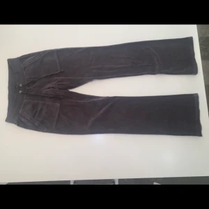 Juicy Couture Byxor  - Jätte fina mörk gråa Juicy Couture mysbyxor. Inte mycket använda och är i ett jätte fint skick. Det är storlek XS men kan passa en S/M!
