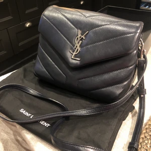 Saint Laurent monogram Pouch bag - Mörkblå, bra skick. Köpt på farfetch, alla kvitton finns. 