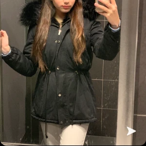 Svart Vinterjacka  - Säljer denna fina viinterjacka med päls även innuti. Går att justera midjan. Kontakta gärna vid fler bilder