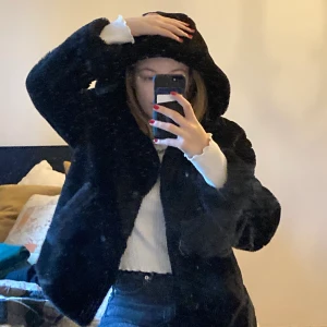 Jätte mysig Teddy/päls jacka från zara - Använd några gånger förr förra vintern men int mer än så. Jätte mysig och i jätte bra skick. Frakt ingår i priset:)