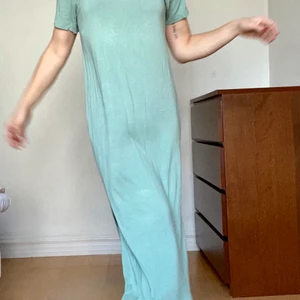 Turkos långklänning - Turkos t-shirt långklänning från monki. Storlek XS, passar XS-M. 👗 5 plagg för 200 👗