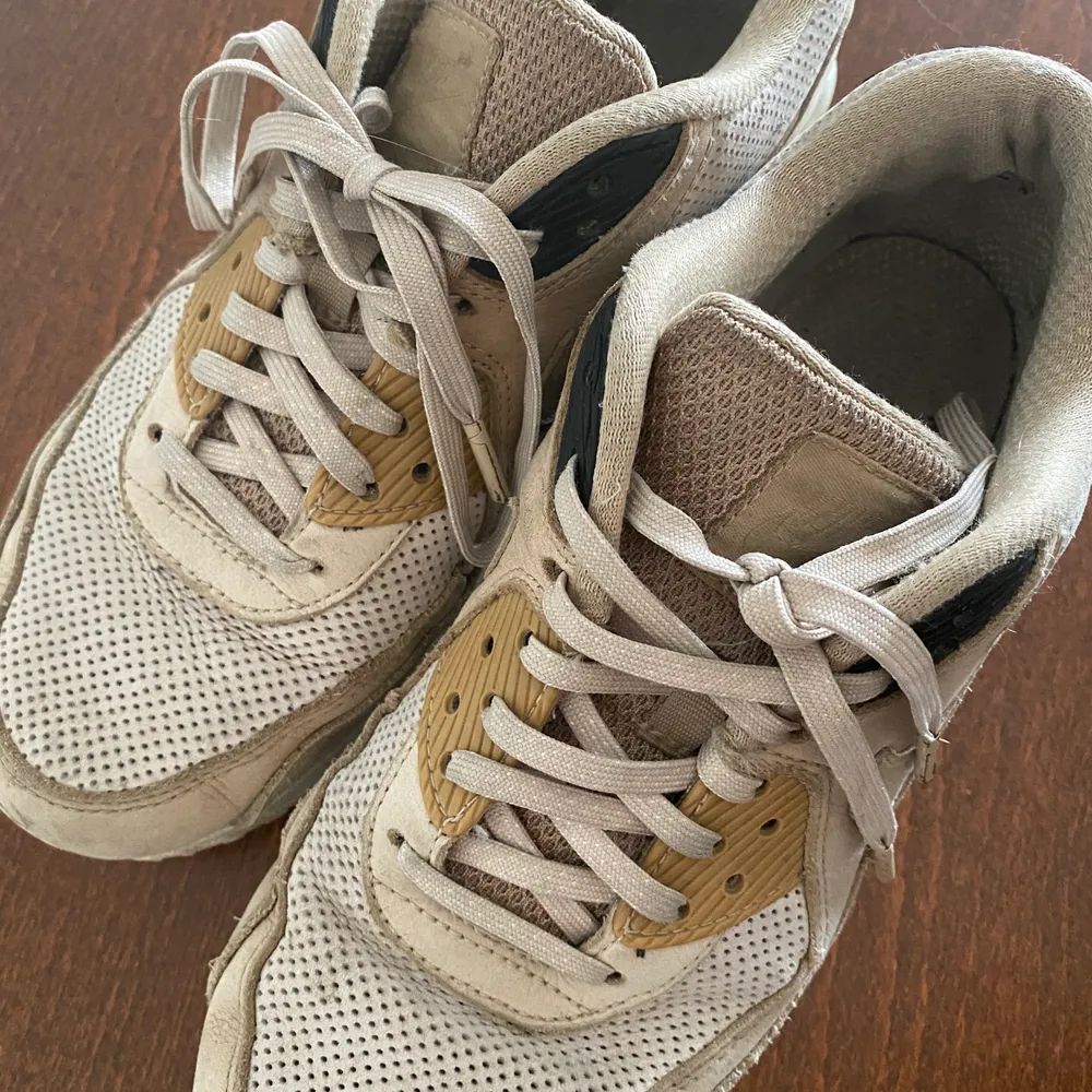 Begagnade Nike Air Max i storlek 38, i använt skick med hål i hälen på båda skorna tyvärr, men går att åtgärda hos skomakare. Fint skick på utsida. Nypris 1500 kr. . Skor.