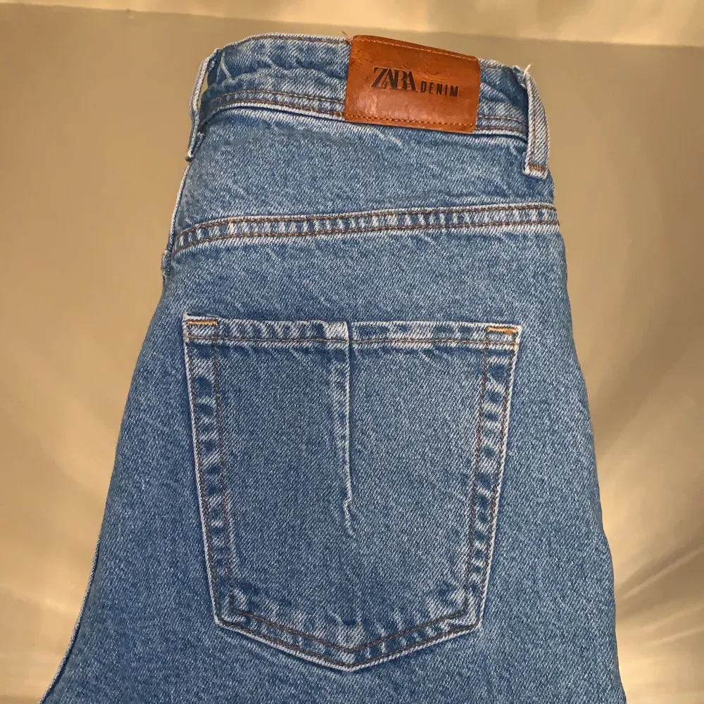 Säljer mina jeans från zara pga att dom inte passar mig längre, använda fåtal gånger! Är 169 cm och dom passar bra i längden (Pris kan diskuteras) ☺️ Dom är sålda, modellen heter Z1975 FU om någon är intresserad 💜. Jeans & Byxor.