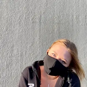 Gör masker på beställning! ( gör på begagnade tyger så långt det räcker :) )50% skänks till att rädda korallreven!🌊 modellen bär en storlek M! Jag rekommenderar storlek M till de flesta, ca 23 cm brett samt ca 14 cm resår tunt örat😊