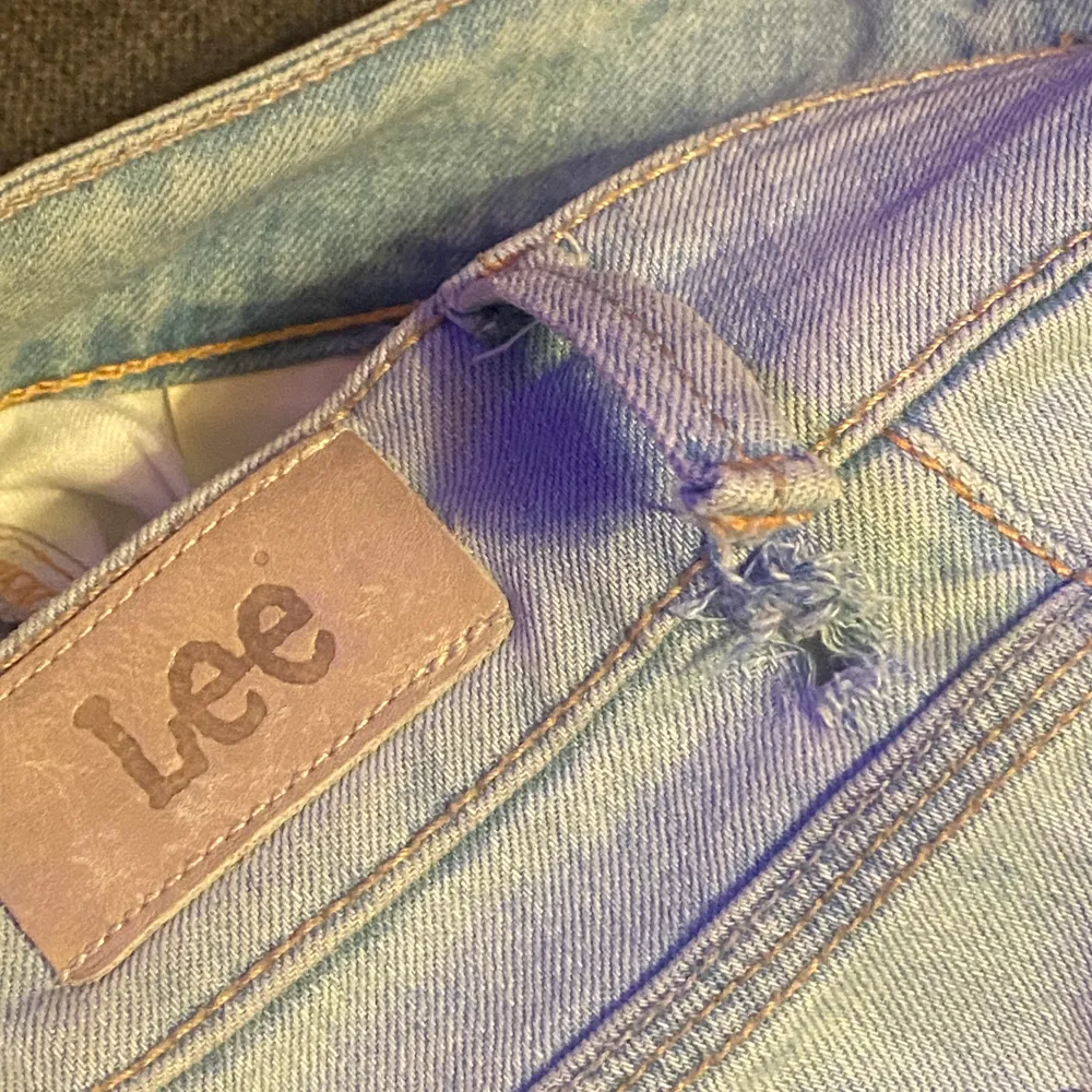 Säljer dessa superfina jeans ifrån Lee då jag inte tycker att dem kommer till användning tillräckligt mycket och är i behov av pengar!❤️dem är ganska så lågmidjade! En av ”bälthållarna” har även gått av men det är lätt att bara du ihop därav det låga priset!❤️. Jeans & Byxor.