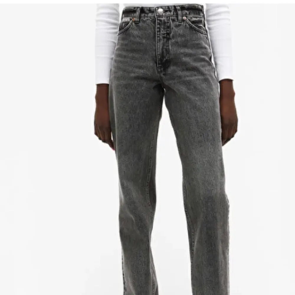 De perfekta jeansen från monki. De är bra skick och jag säljer då jag har andra liknande byxor! Bara att slå till! 🤩. Jeans & Byxor.