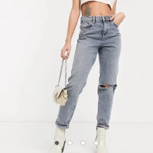 Top Shop Mom Jeans - Helt oanvända mom jeans från topshop. Dem passade tyvärr inte mig och lapparna sitter kvar. Storlek W28 L32. Alltså 38 ish. Frakt 63kr💖