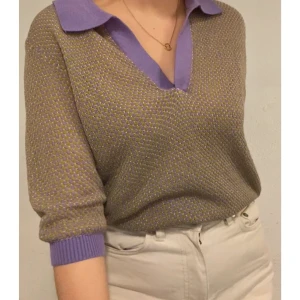 Söt lila och beige blus - Unikt plagg köpt på second hand i Frankrike. Mycket bra skick. Frakten tillkommer✨✨