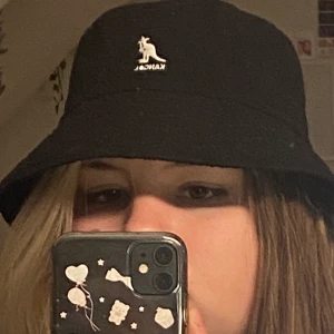 kangol buckethat - svart kangol buckethat i fleecematerial. storlek XL. 200kr inklusive frakt! pm för mer info