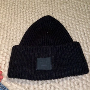 Acne studio mössa! - Nu säljer jag min fina acne mössa som är i färgen marin blå och den är i jätte bra skick, den håller dig varm och är ricktigt skön! Den är äkta 🌟😊BUD JUST NU:800