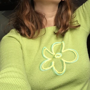 Vintage stickad topp - En grön stickad tröja med tryckt blomma på. Unik ball vintage