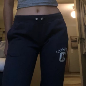 Mörkblå mjukisbyxor 💕 - Ett par mysiga mjukisbyxor från champion! Säljer för att dom är för små för mig❤️ hör av er vid intresse!