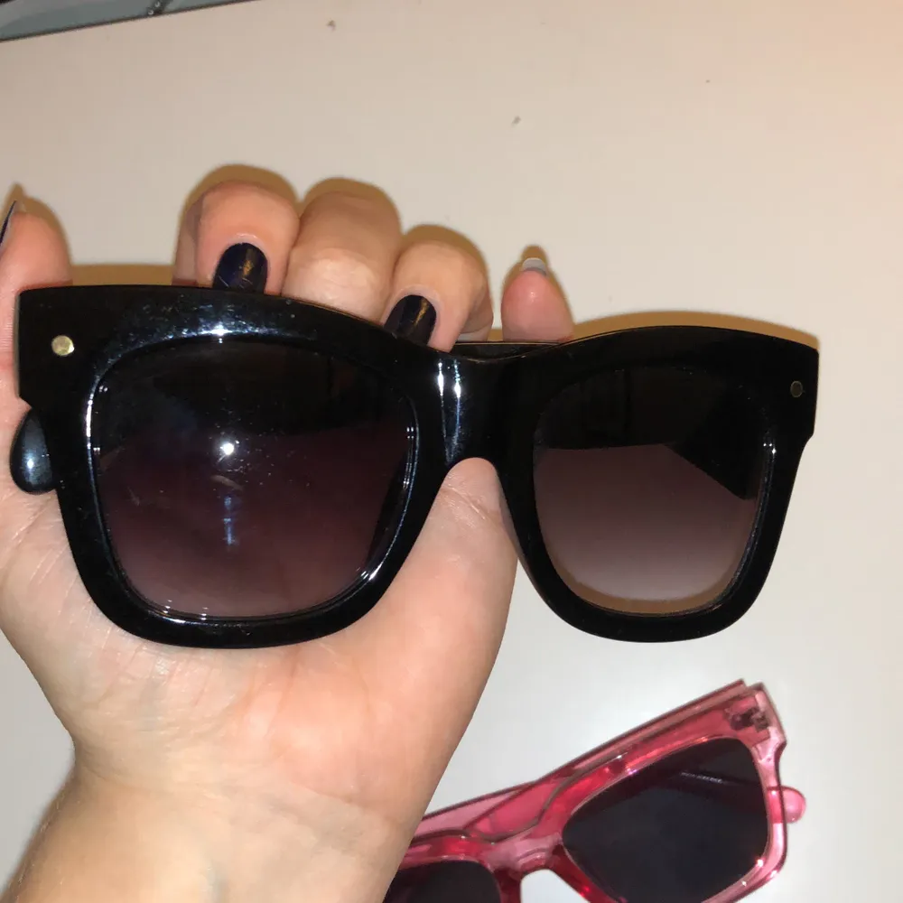 Säljer båda dessa solglasögon ❤️❤️båda är i super bra skick, ett par för 90 eller båda för 140 ❤️. Accessoarer.