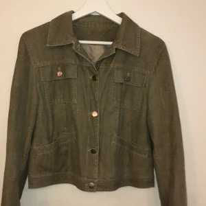Jacka  - Grön jacka utan defekter