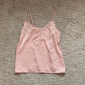 Spetslinne  - Rosa spetslinne med stenar på ifrån hm! Lite nopprig!💖 frakten är 22kr