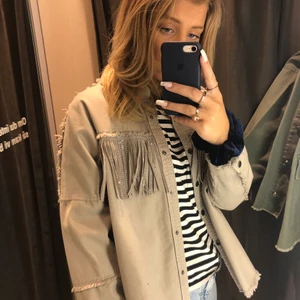 zara jacka - säljer denna snygga jackan från zara med fransar på. använt den fåtal gånger för den passar inte min stil riktigt och kommer inte till användning. nypris 559✨✨ 