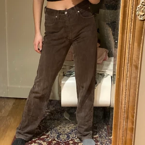 Bruna armanijeans  - Säljer dessa bruna jeans från Armani! De är raka i modellen och superfina! Köpta här på plick men kommer inte riktigt till användning! Det står att det är storlek 34 men skulle säga att de är som en 38a!! Budgivning pågår!!💖