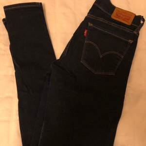 Superskinny jeans i färgen mörkblå från Levis i storlek 26 😍 (Kan mötas i Hbg men kan även frakta, isåfall står köparen för fraktavgiften!) 